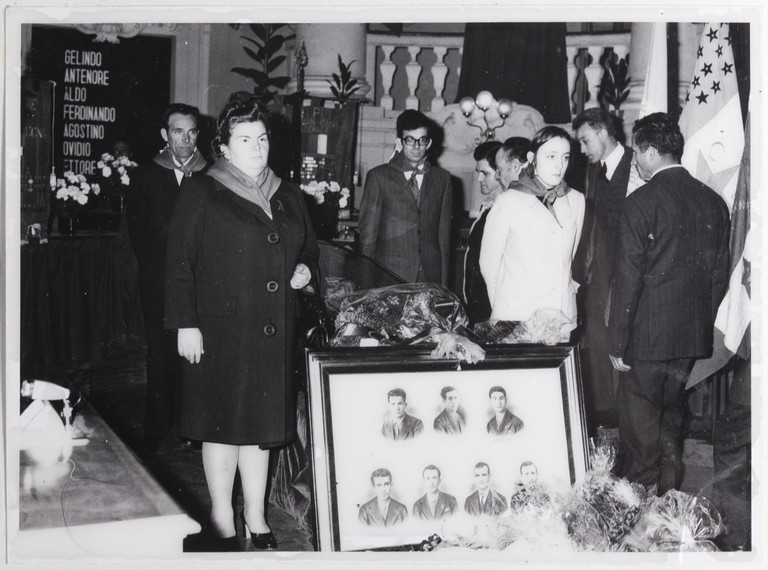 Gattatico-Reggio Emilia, 27-30 marzo 1970, Funerali di Alcide Cervi, camera ardente di Alcide nella Sala del Tricolore di Reggio Emilia, picchetto d'onore